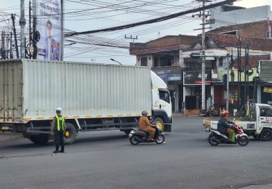 Respons Cepat Cegah Kemacetan, Personel Satlantas Polres Pasuruan Kota Lakukan Pengaturan Lalu Lintas
