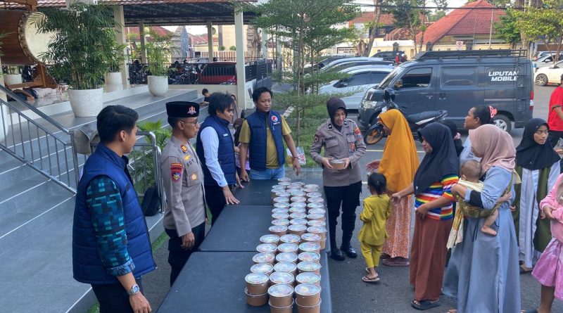 Berbagi di Bulan Suci, Polres Pasuruan Kota Bagikan Takjil untuk Masyarakat