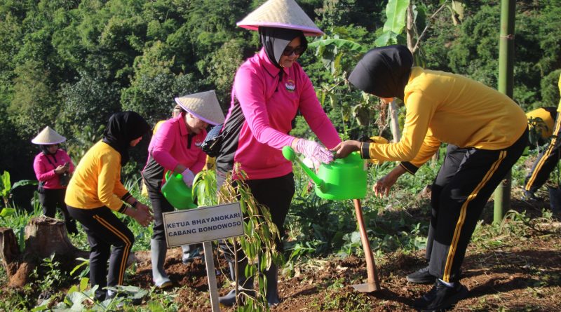 Gerakan Tanam Pohon, Polres Bondowoso Hijaukan Bukit Bintang