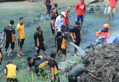 Gerakan Indonesia ASRI : Polres Ngawi Bersihkan Aliran Sungai di Jembatan Purba