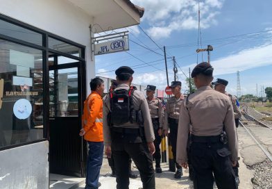 Sebagai Respon dan Pencegahan, Sat Samapta Polres Pasuruan Kota Laksanakan Patroli Dialogis Bersama PPKA Stasiun Kota Pasuruan.