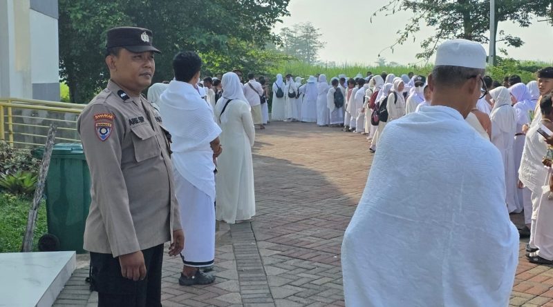 Polsek Bugul Kidul Berikan Pelayanan Prima Pengamanan Praktik Manasik Haji untuk Pendalaman Materi Pendidikan Agama Islam Tingkat SD tentang Ibadah Haji dan Kurban