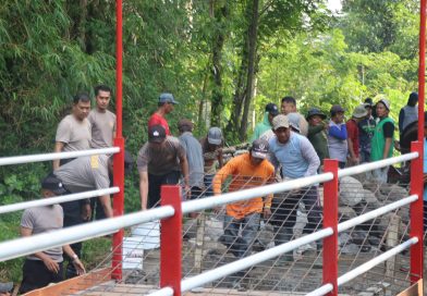 Polres Blitar Kota bersama Warga Bangun Jembatan Merah Putih Presisi Penggerak Ekonomi Desa
