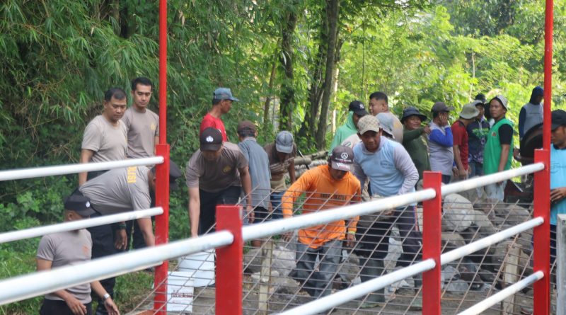 Polres Blitar Kota bersama Warga Bangun Jembatan Merah Putih Presisi Penggerak Ekonomi Desa