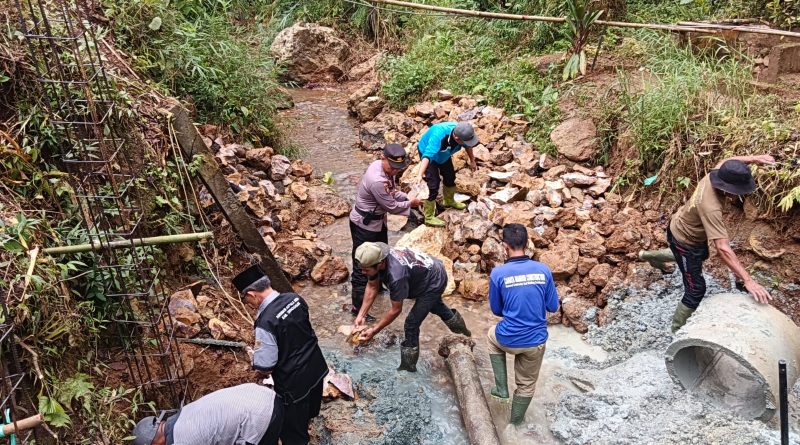 Sinergi untuk Negeri, Polres Trenggalek Bersama Warga Bangun Jembatan Merah Putih Presisi
