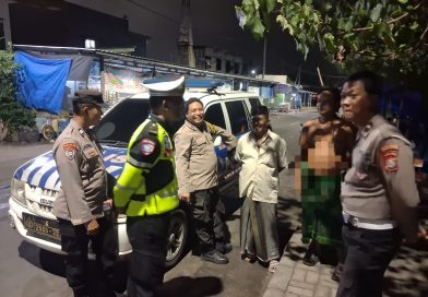 Patroli Dialogis Polres Pelabuhan Tanjungperak Imbau Warga di Pesisir Surabaya Antisipasi Banjir Rob