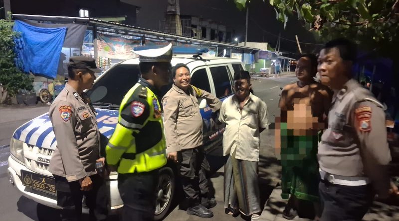 Patroli Dialogis Polres Pelabuhan Tanjungperak Imbau Warga di Pesisir Surabaya Antisipasi Banjir Rob