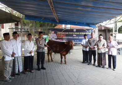 Kapolres Jombang Serahkan Sapi Kurban dari Kapolda Jatim untuk Dua Ponpes