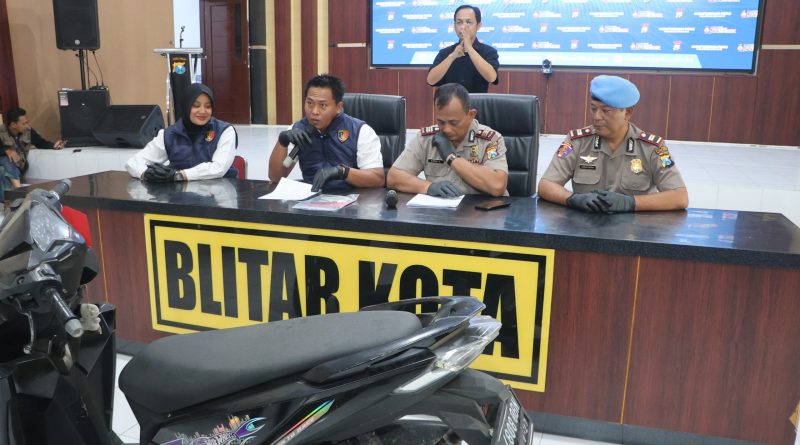 Polres Blitar Kota Amankan Tiga Tersangka Perampasan Modus Jebak Korban Lewat Aplikasi Kencan Polres Blitar Kota Amankan Tiga Tersangka Perampasan Modus Jebak Korban Lewat Aplikasi Kencan