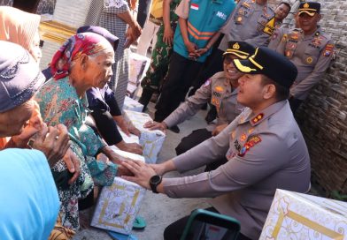 Sambut Hari Bhayangkara ke-80, Polres Lamongan Bedah Rumah Warga Tak Layak Huni dan Salurkan Bansos
