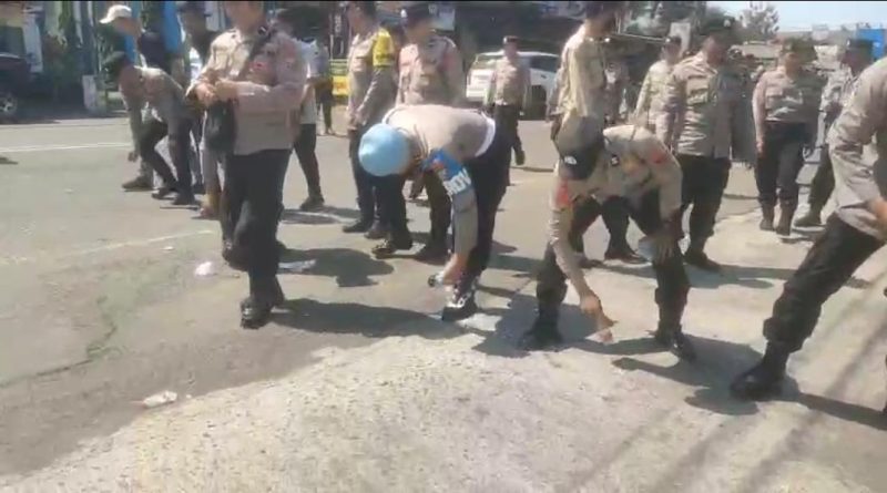 Salut, Personel Polres Blitar Bersihkan Sampah Usai Layanan Pengamanan Aksi Unjuk Rasa Salut, Personel Polres Blitar Bersihkan Sampah Usai Layanan Pengamanan Aksi Unjuk Rasa