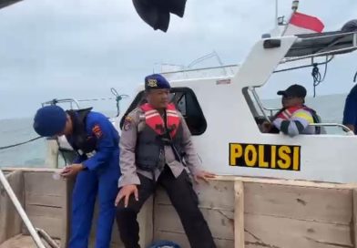 Nelayan Hilang Terjatuh ke Laut Akibat Dihantam Ombak di Perairan Kraton, Satpolairud Polres Pasuruan Kota Lakukan Pencarian