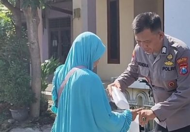 Kanit Binmas Polsek Kraton Polres Pasuruan Kota Gelar Jumat Berkah Bersama Pemuda Guyub Rukun Desa Kebotohan