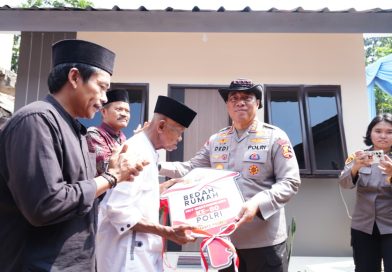Sambut Hari Bhayangkara ke-80, Polri Bedah 80 Rumah Layak Huni, Bapak Usin (85) Kini Miliki Rumah Baru Berpanel Surya