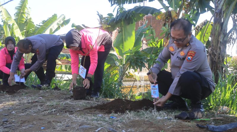 Peduli Lingkungan, Polres Probolinggo Tanam Puluhan Pohon Kado Hari Bhayangkara ke – 80