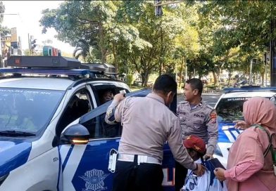 Diantar Polisi, Bocah SD di Gresik yang Tersesat Jalan Pulang Akhirnya Bertemu Orang Tuanya