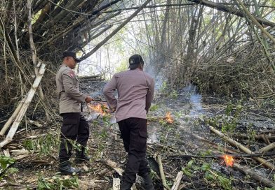Polres Trenggalek Terjunkan Personel Jajaran Padamkan Api di Gunung Orak Arik