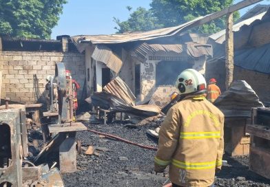 Gudang Meubel di Pergudangan Randusari Terbakar, Polres Pasuruan Kota Gerak Cepat Lakukan Penanganan