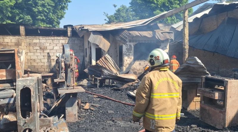 Gudang Meubel di Pergudangan Randusari Terbakar, Polres Pasuruan Kota Gerak Cepat Lakukan Penanganan Gudang Meubel di Pergudangan Randusari Terbakar, Polres Pasuruan Kota Gerak Cepat Lakukan Penanganan