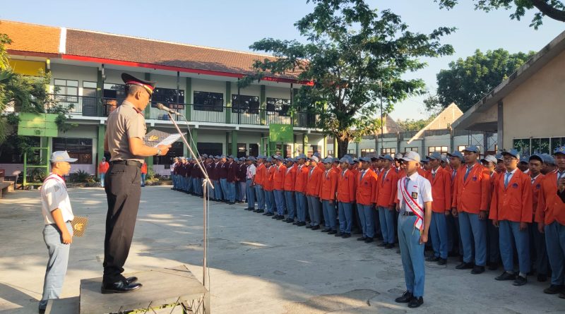 Police Go To School: Polres Mojokerto Kota Tanamkan Disiplin dan Kesadaran Kamtibmas Kepada Pelajar