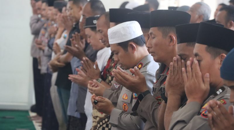 Polres Pasuruan Gelar Salat Ghaib dan Doa Bersama untuk Korban Kecelakaan Lalu Lintas