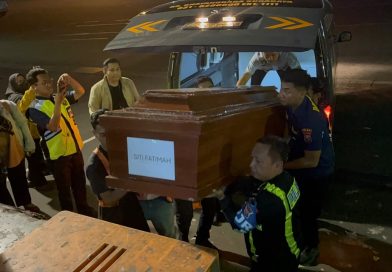 Tim DVI Polda Jatim Kembali Serahkan Jenazah Korban KM Mutiara Sentosa II Asal Sumatera dan Sulawesi kepada Keluarga