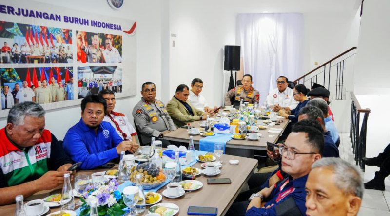 Kapolri Dukung Dialog Penyusunan RUU Ketenagakerjaan, Siap Jadi Jembatan Aspirasi Buruh Kapolri Dukung Dialog Penyusunan RUU Ketenagakerjaan, Siap Jadi Jembatan Aspirasi Buruh