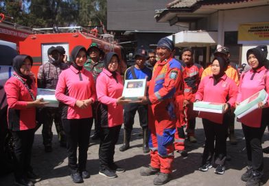 Polres Probolinggo dan Bhayangkari Salurkan Bantuan untuk Relawan Karhutla TNBTS di Bromo