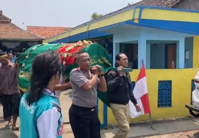 Sisi Humanis Kapolsek Bugul Kidul Bantu Bopong Keranda Jenazah Warganya
