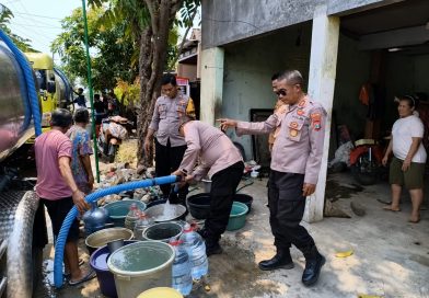 Polres Nganjuk Kerahkan Water Cannon dan Truk Tangki Pasok Puluhan Ribu Liter Air Bersih di Ngetos