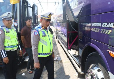 Cegah Kecelakaan, Polres Pelabuhan Tanjung Perak Gelar Ramp Check Bus Peziarah di Sunan Ampel