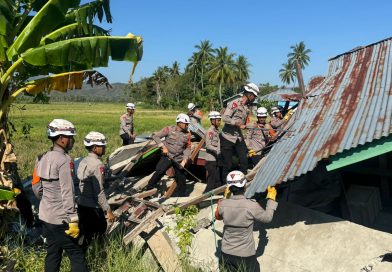 Kehadiran Brimob Ringankan Beban Warga, Rumah Terdampak Bencana Dibongkar